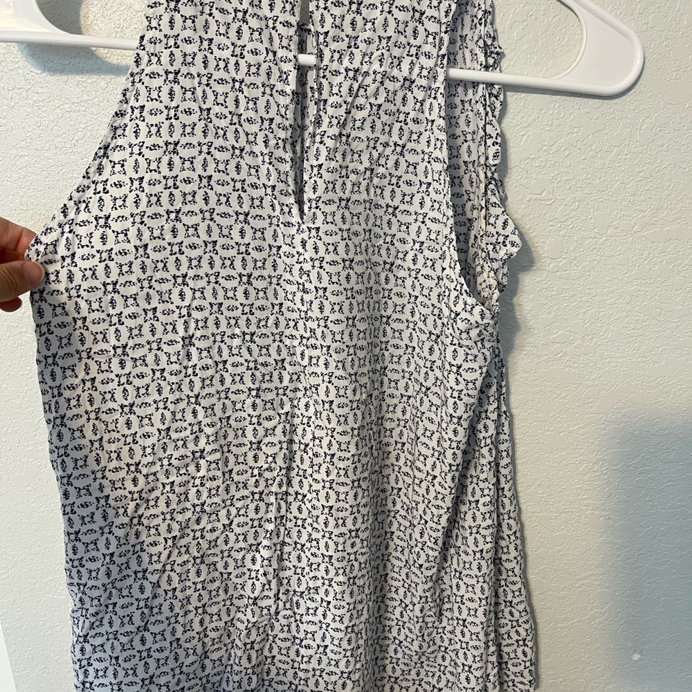 Old Navy Women's Sleeveless Geometric Top - Black and White - Picture 3 of 3